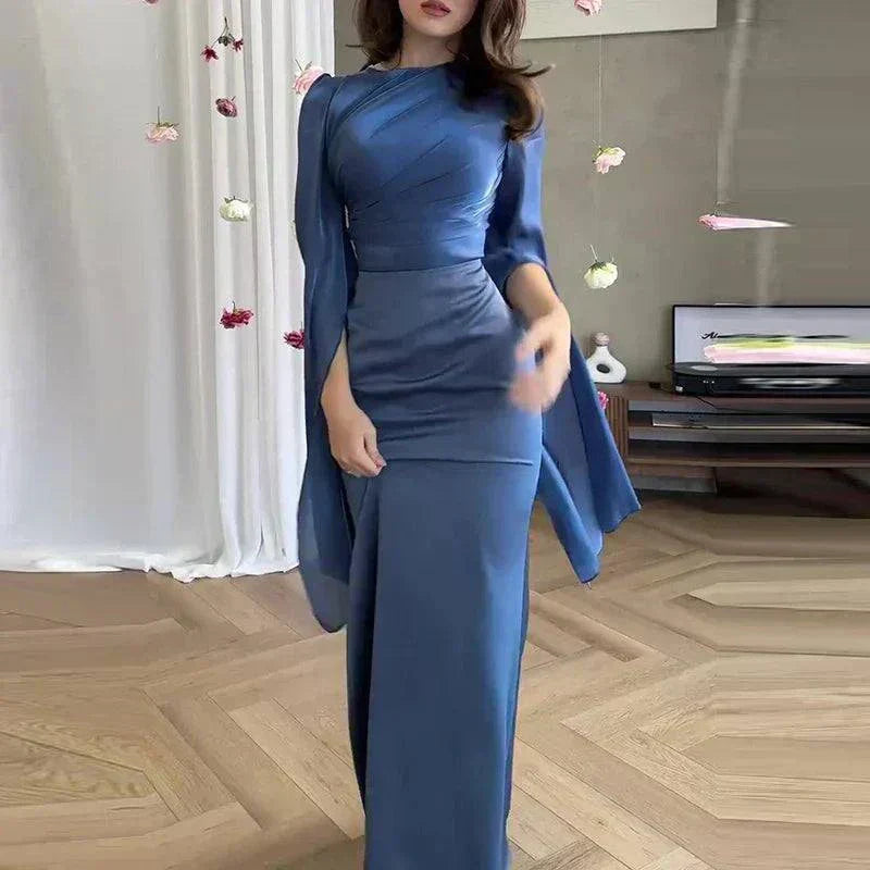 Vestido de noite longo em cetim com mangas morcego e pregas elegantes para festa