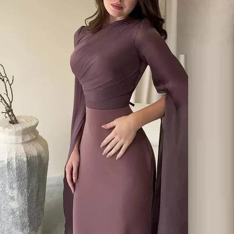 Vestido de noite longo em cetim com mangas morcego e pregas elegantes para festa