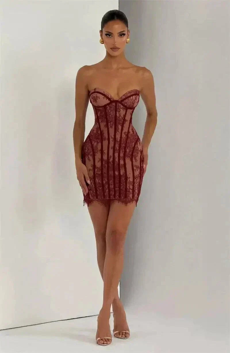 Vestido mini sem costura em renda, estilo sereia, tiras finas e decote coração com tule transparente.