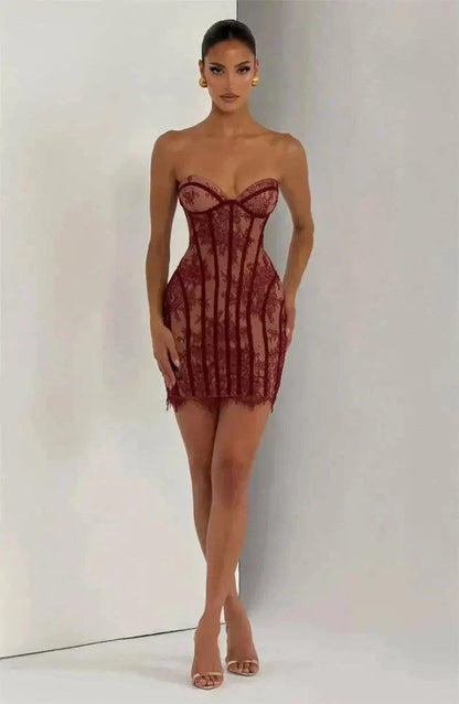 Vestido mini sem costura em renda, estilo sereia, tiras finas e decote coração com tule transparente.