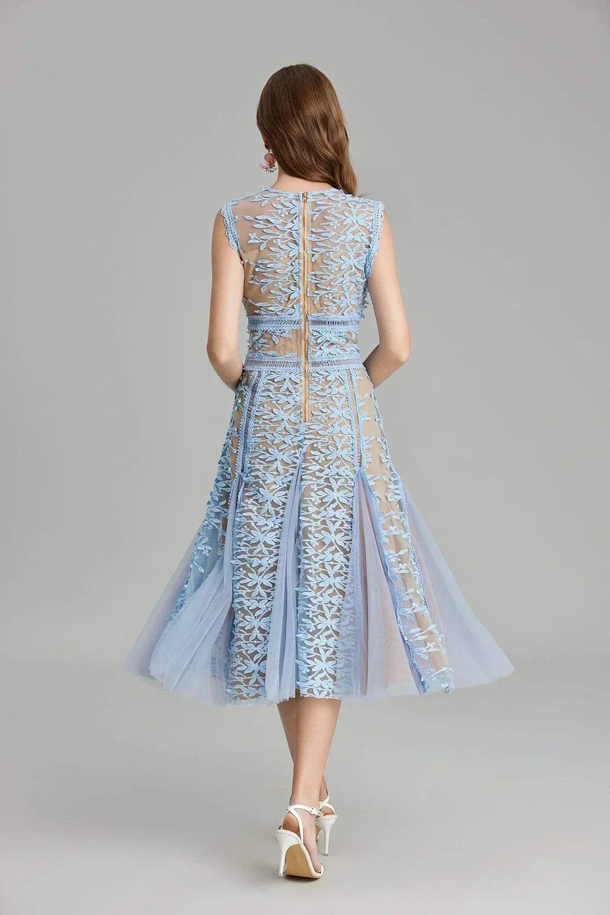 Vestido de festa de verão luxuoso com bordados em malha, decote redondo e fecho dourado nas costas.