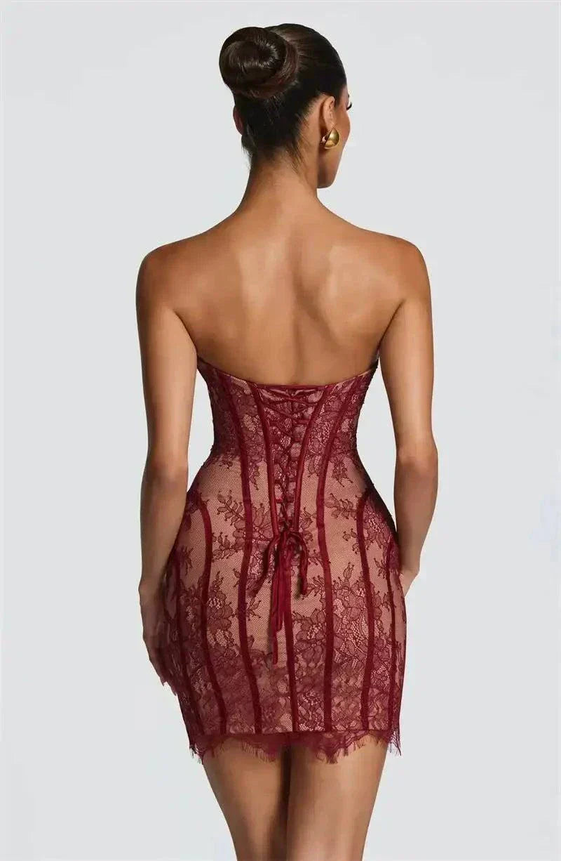 Vestido mini sem costura de renda com alças e decote coração para festa