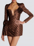 Vestido curto elegante com decote em V e pregas, mangas compridas e padrão de bolinhas, ideal para festas e eventos.