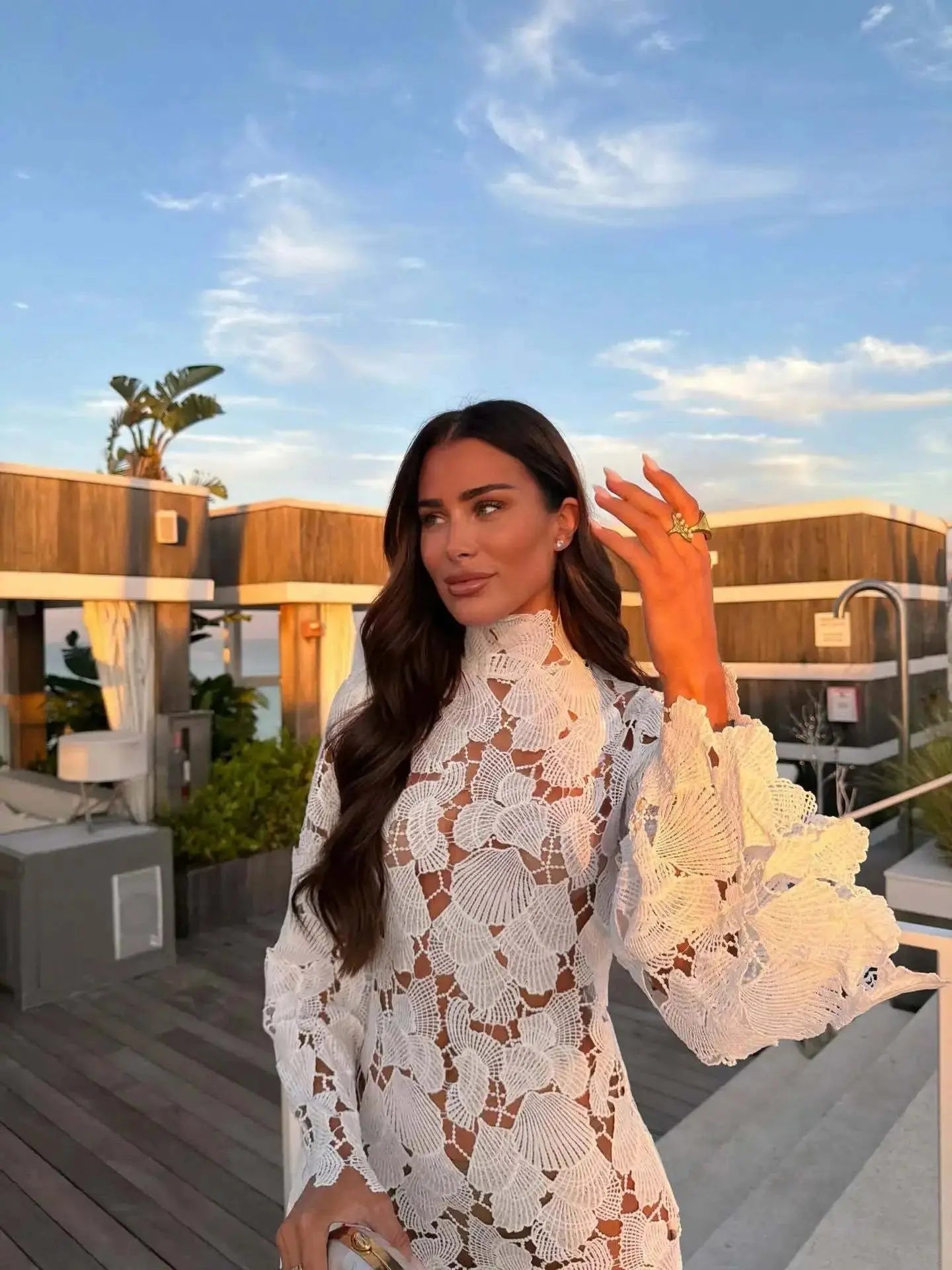 Vestido Curto em Renda Vazada com Gola Alta e Manga Comprida – Branco