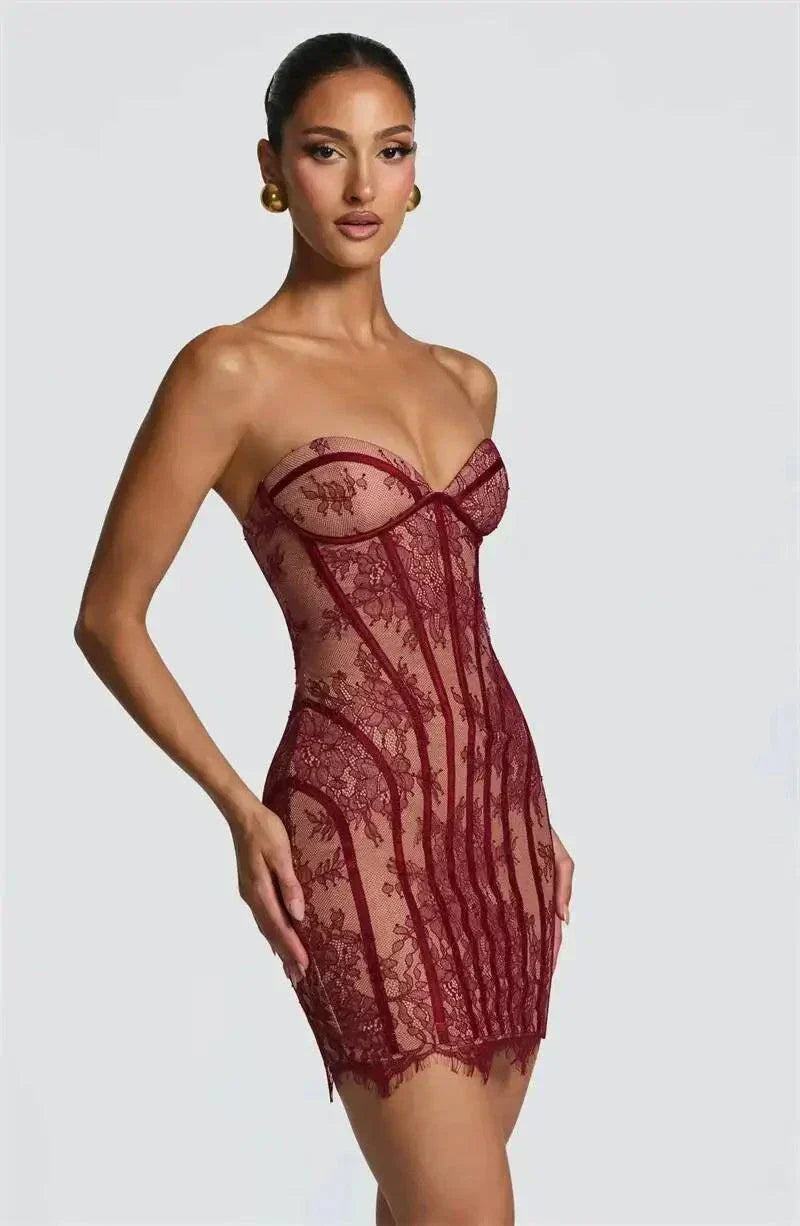 Vestido mini sem costura preto com renda e decote coração para festa