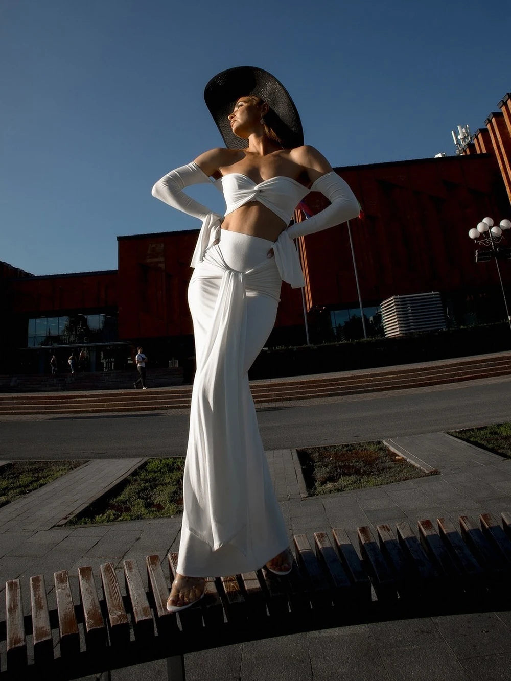 Conjunto Branco de Crop Top Manga Flare e Saia Longa Party