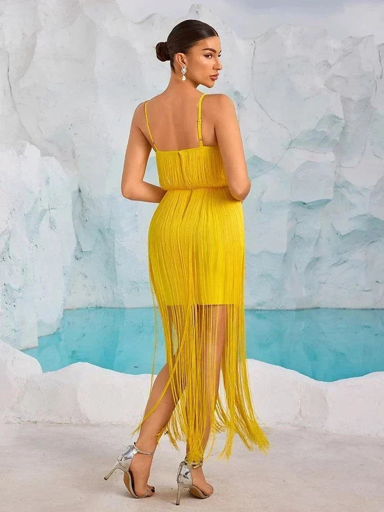 Vestido bandagem amarelo com franjas e alças finas para mulher elegante