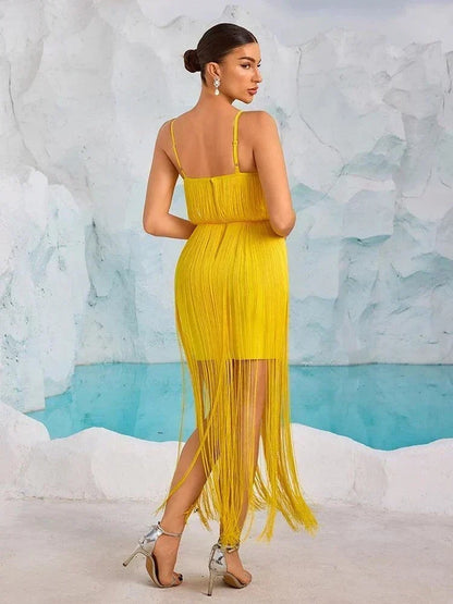 Vestido bandagem amarelo com franjas e alças finas para mulher elegante