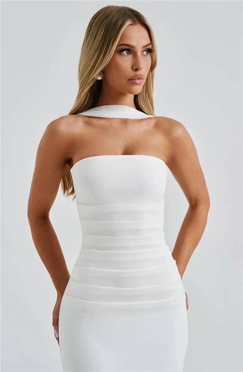 Vestido longo preto cai-cai ajustado com echarpe de chiffon elegante
