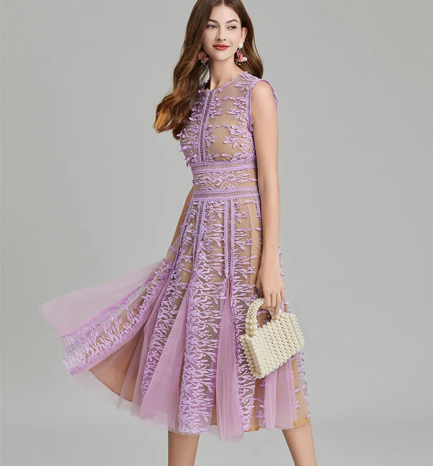 Vestido de festa midi rendado com bordado floral, decote redondo e fecho dourado, sem mangas.