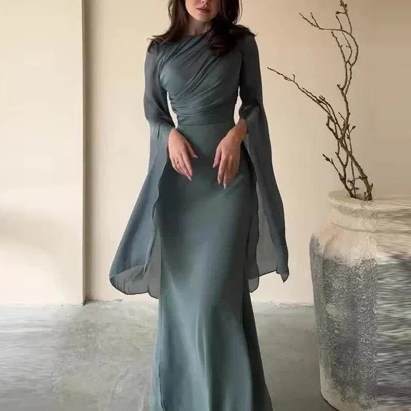 Vestido de noite elegante em cetim com mangas morcego e cintura alta plissada