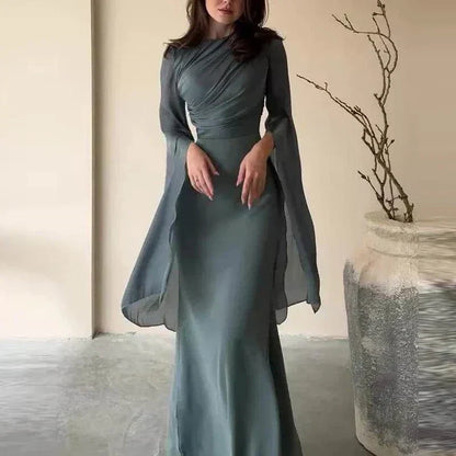 Vestido de noite elegante em cetim com mangas morcego e cintura alta plissada