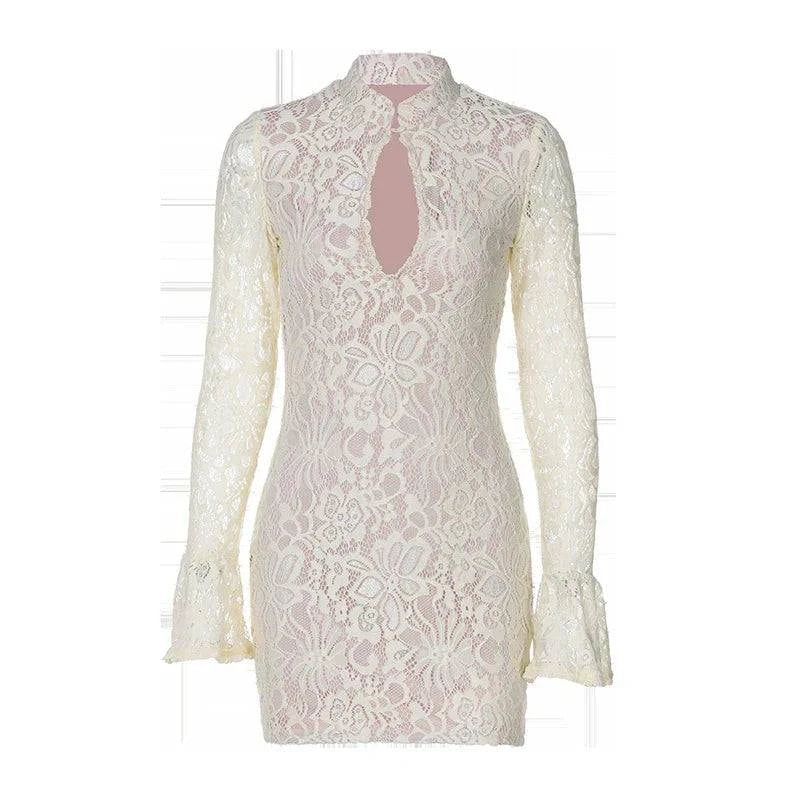 Vestido curto justo de renda com mangas longas flare e decote gota elegante