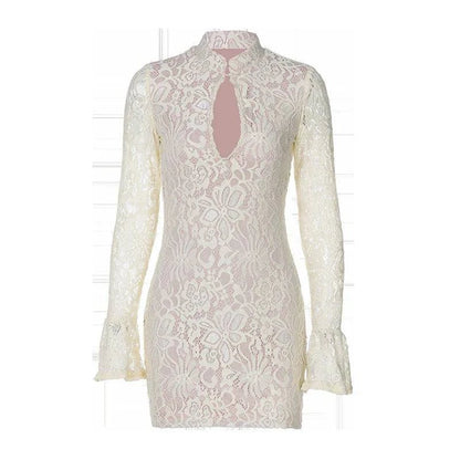 Vestido curto justo de renda com mangas longas flare e decote gota elegante