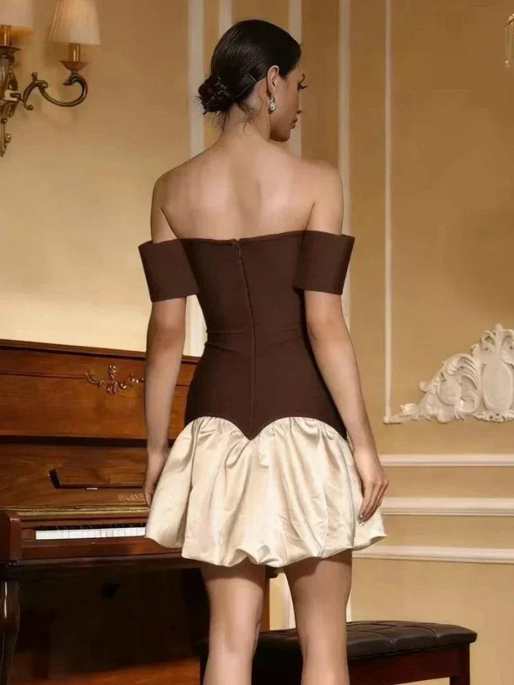 Vestido mini de bandagem vermelho e rosa com ombros caídos e pedraria brilhante no decote coração