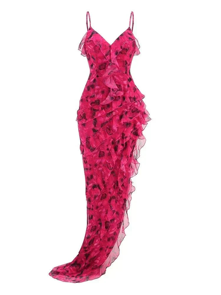 Vestido de praia longo com alças finas, estampado floral e folhos, ideal para festas de verão