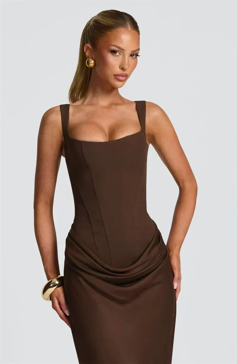 Vestido maxi elegante sem costas com decote quadrado e corte justo para festas e clubes