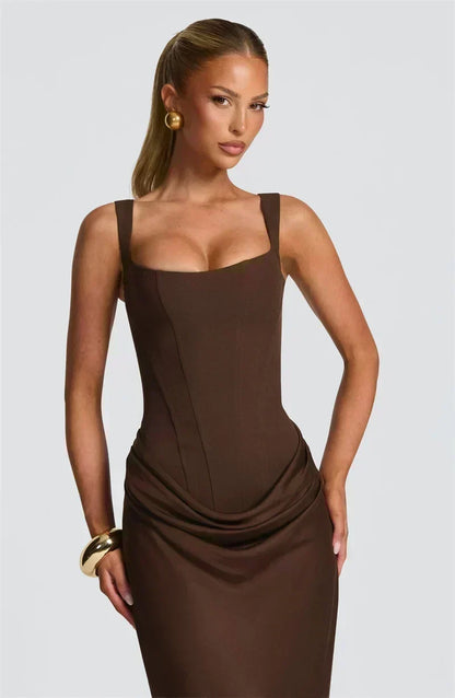 Vestido maxi elegante sem costas com decote quadrado e corte justo para festas e clubes