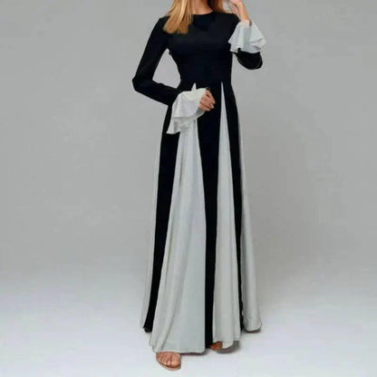 Vestido de férias bicolor preto e branco com corpete justo e saia fluida elegante