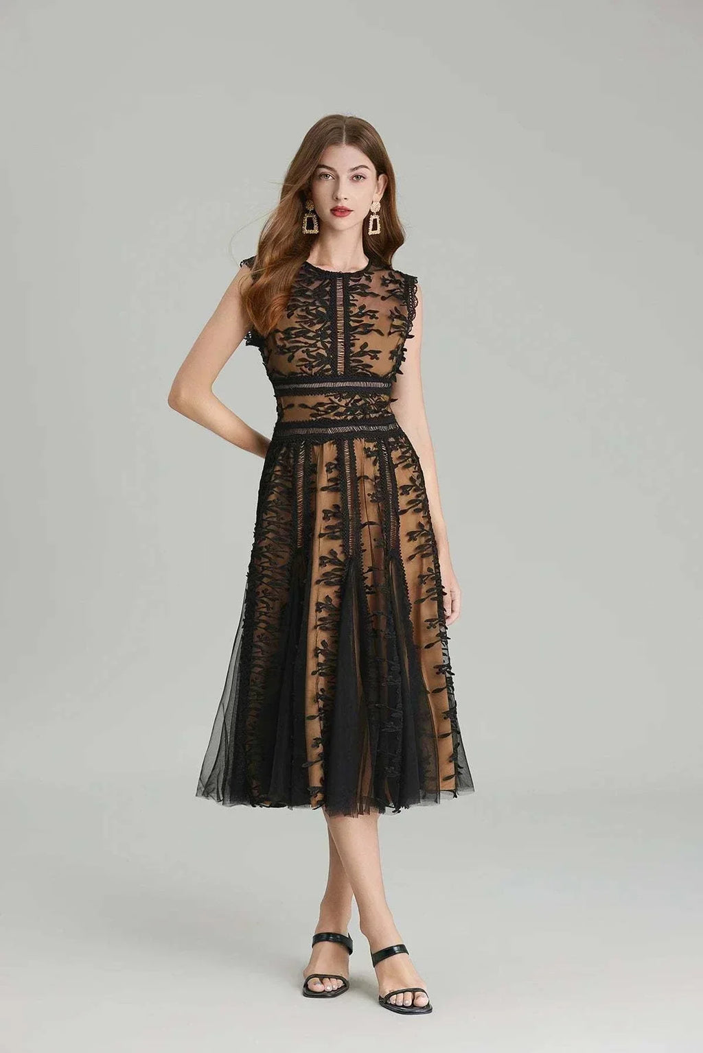 Vestido de festa midi de verão em renda com bordado floral, decote redondo e fecho dourado nas costas