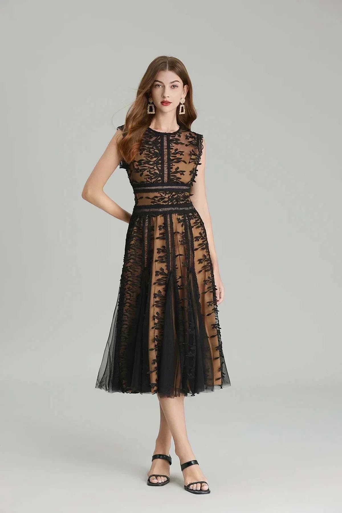 Vestido de festa midi de verão em renda com bordado floral, decote redondo e fecho dourado nas costas