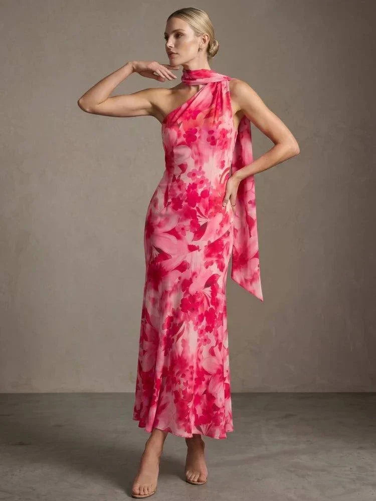 Vestido longo floral rosa com gola assimétrica e echarpe fluida para eventos elegantes