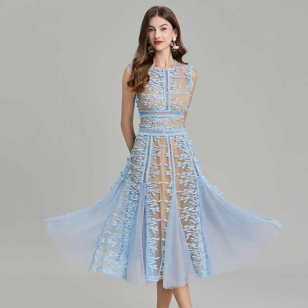 Vestido de festa midi em renda com bordados florais e fecho dourado, sem mangas e decote redondo.