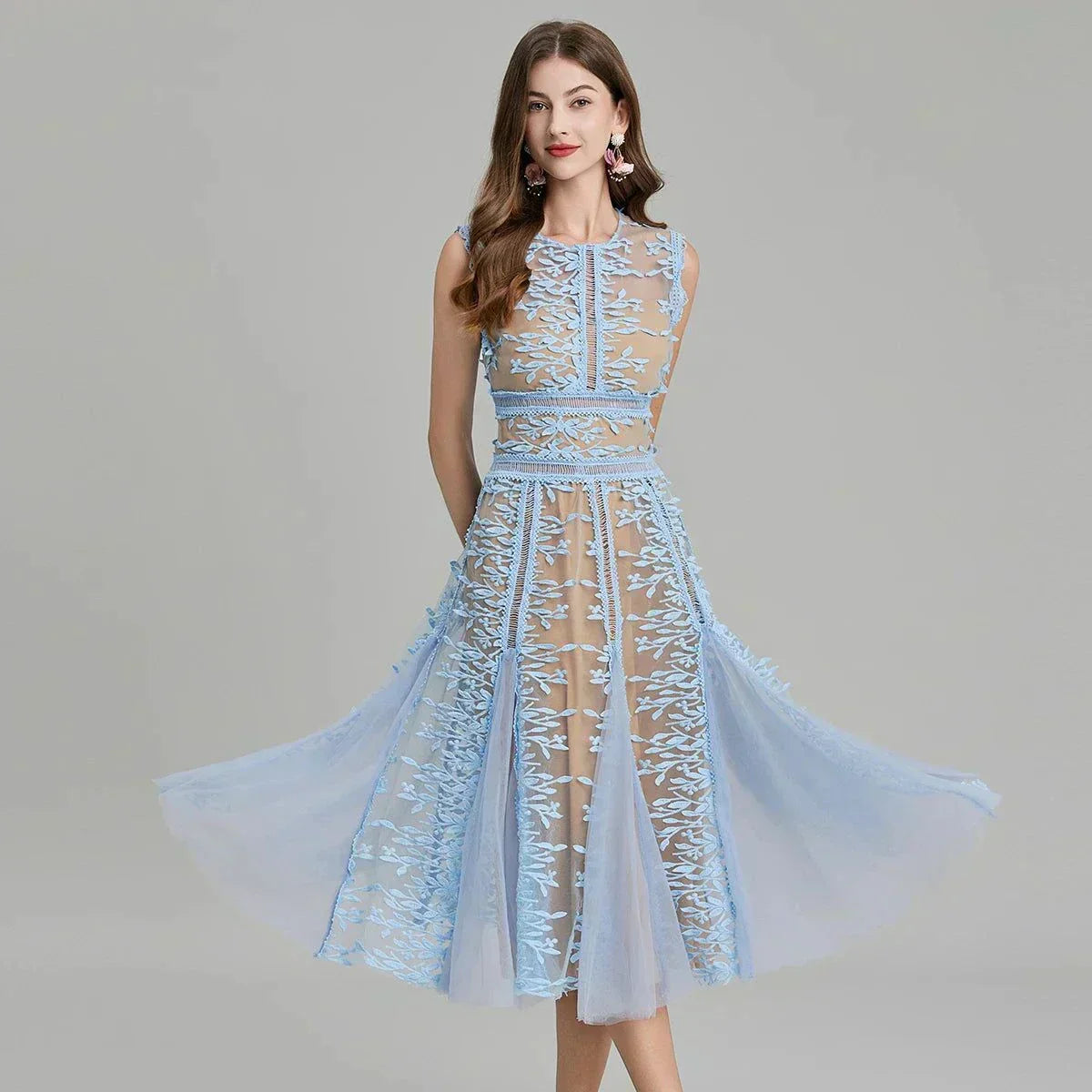 Vestido de festa midi em renda com bordados florais e fecho dourado, sem mangas e decote redondo.