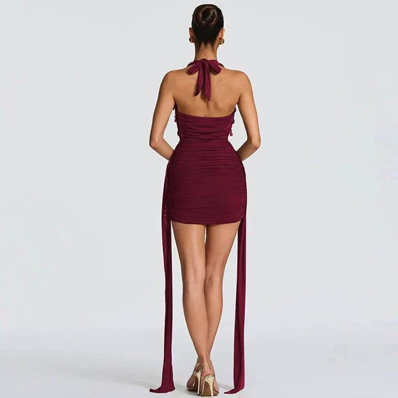 Vestido mini sexy de mulher com decote profundo em V halter e costas nuas para festa e clube