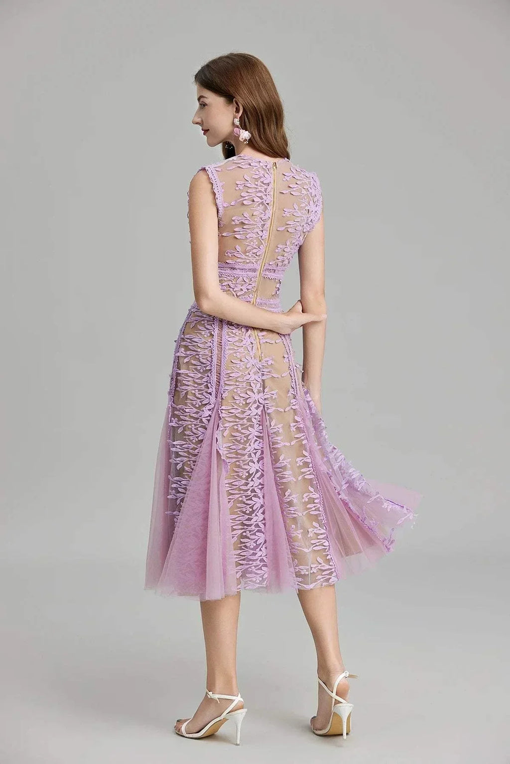 Vestido de festa de verão luxuoso com renda, bordado floral e fecho dourado nas costas