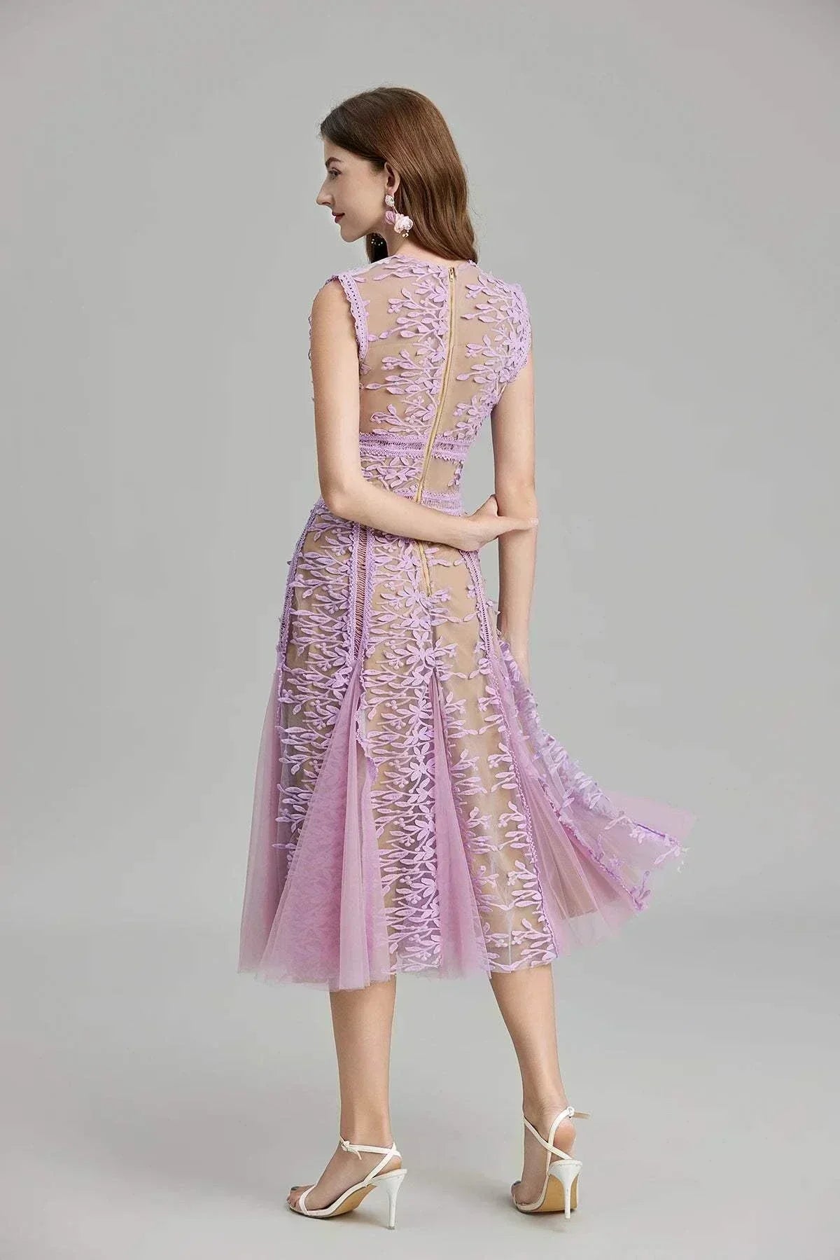 Vestido de festa de verão luxuoso com renda, bordado floral e fecho dourado nas costas