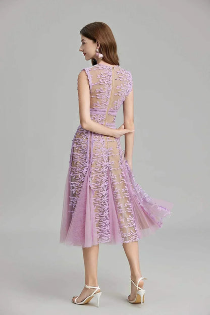 Vestido de festa de verão luxuoso com renda, bordado floral e fecho dourado nas costas