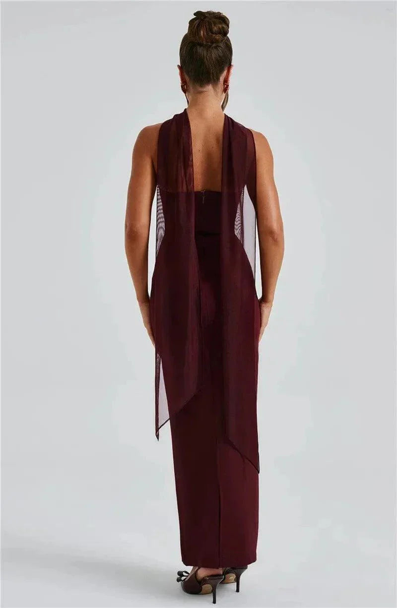Vestido longo preto cai-cai ajustado com echarpe de chiffon elegante