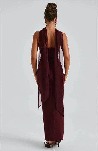Vestido longo preto cai-cai ajustado com echarpe de chiffon elegante
