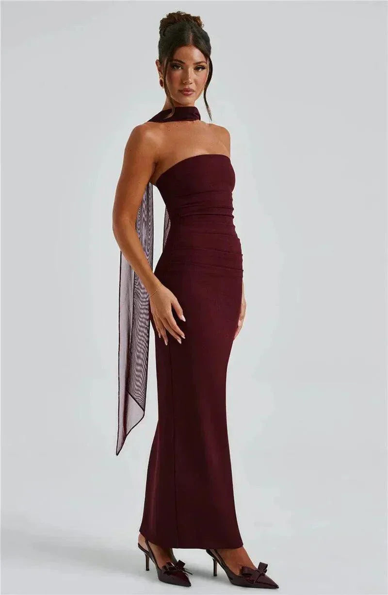 Vestido longo preto cai-cai ajustado com echarpe de chiffon elegante