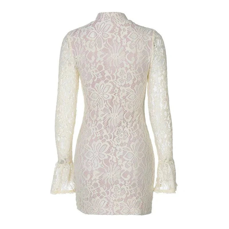 Vestido curto de renda justo com mangas flare e decote gota elegante