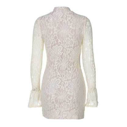 Vestido curto de renda justo com mangas flare e decote gota elegante