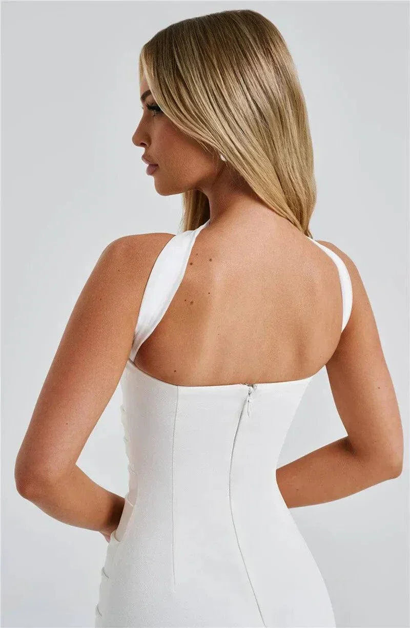 Vestido longo preto ajustado com drapeado e echarpe de chiffon para eventos formais