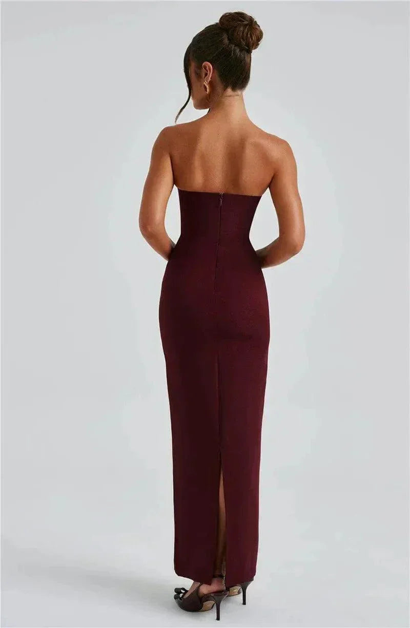 Vestido longo preto cai-cai ajustado com echarpe de chiffon fluido e gola choker elegante