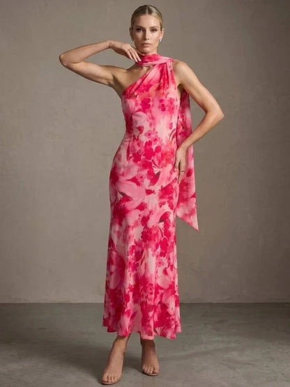 Vestido longo floral rosa com gola assimétrica e echarpe fluida para evento elegante