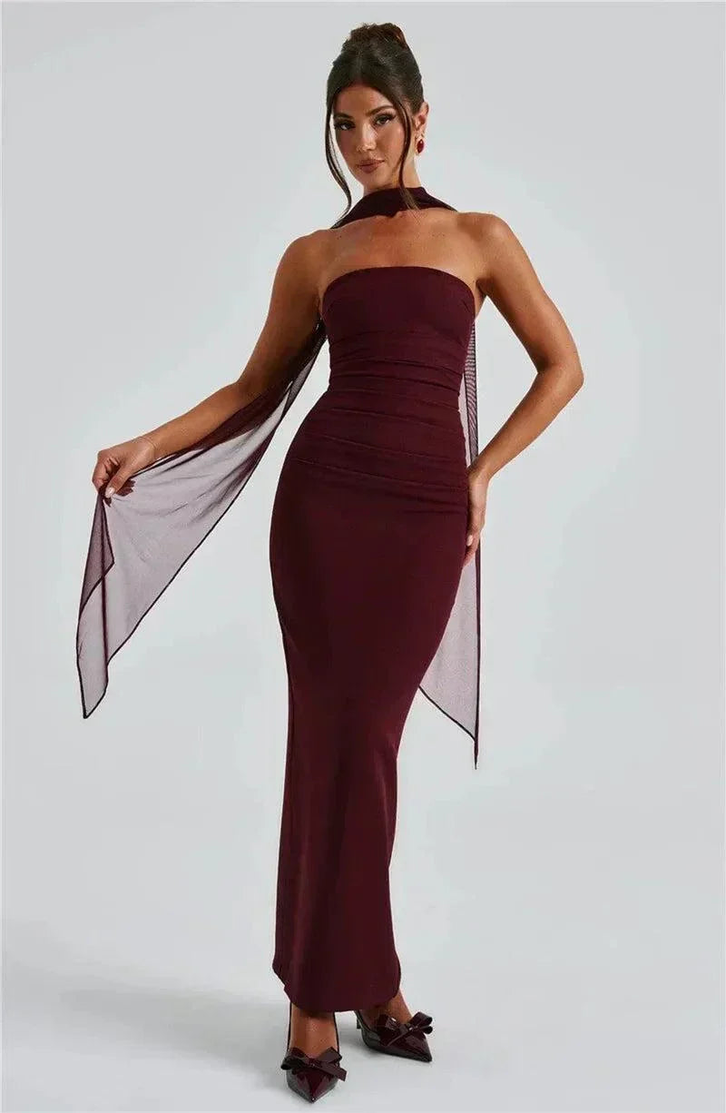 Vestido longo preto cai-cai ajustado com echarpe de chiffon elegante e sofisticado