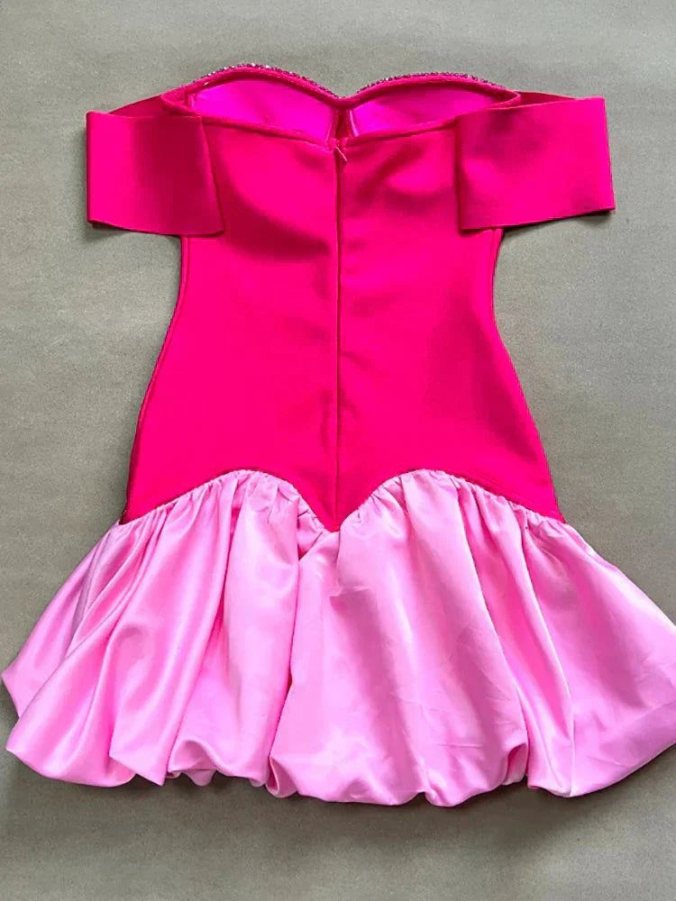 Vestido mini de bandagem vermelho e rosa com decote coração e ombros descobertos decorado com pedraria