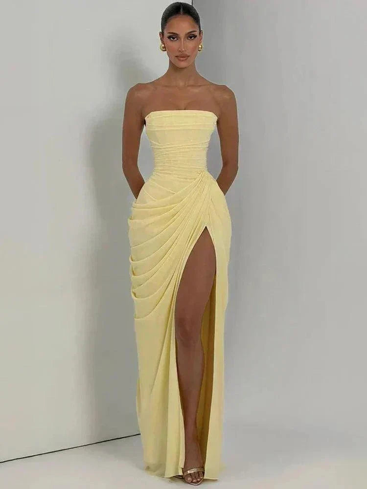 Vestido longo tomara que caia plissado com fenda lateral elegante para festa