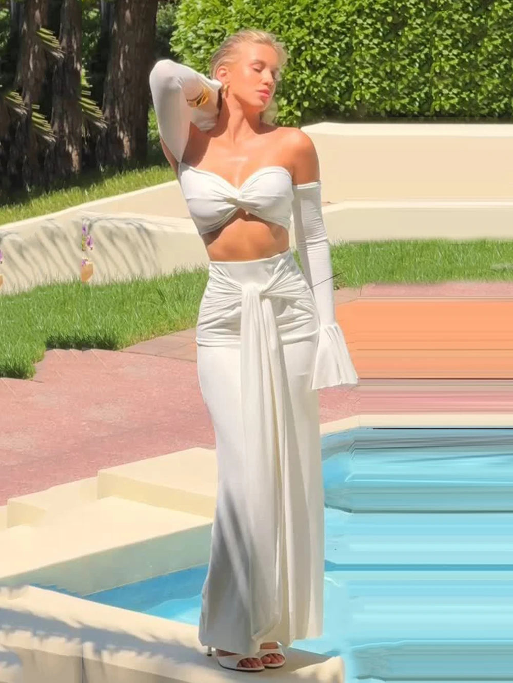 Conjunto Branco de Crop Top Manga Flare e Saia Longa Party