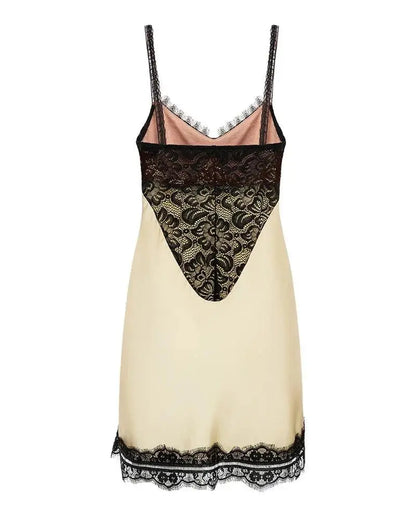 Vestido Curto de Cetim Sexy com Renda Contrastante e Alças Finas Niquice