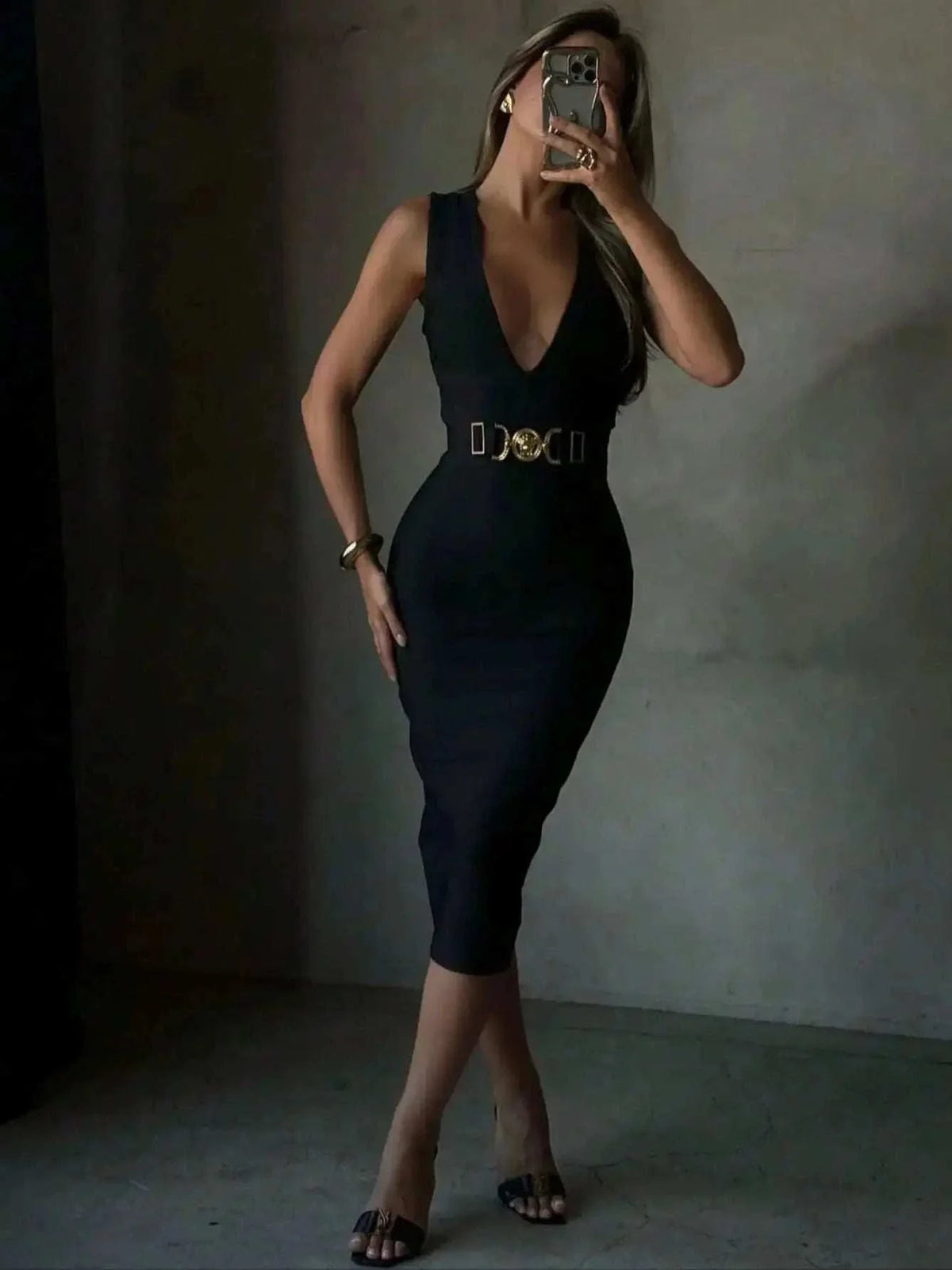 Vestido midi preto elegante com decote em V e fivela dourada, corte justo bodycon, ideal para festas e jantares formais