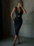 Vestido midi preto elegante com decote em V e fivela dourada, corte justo bodycon, ideal para festas e jantares formais