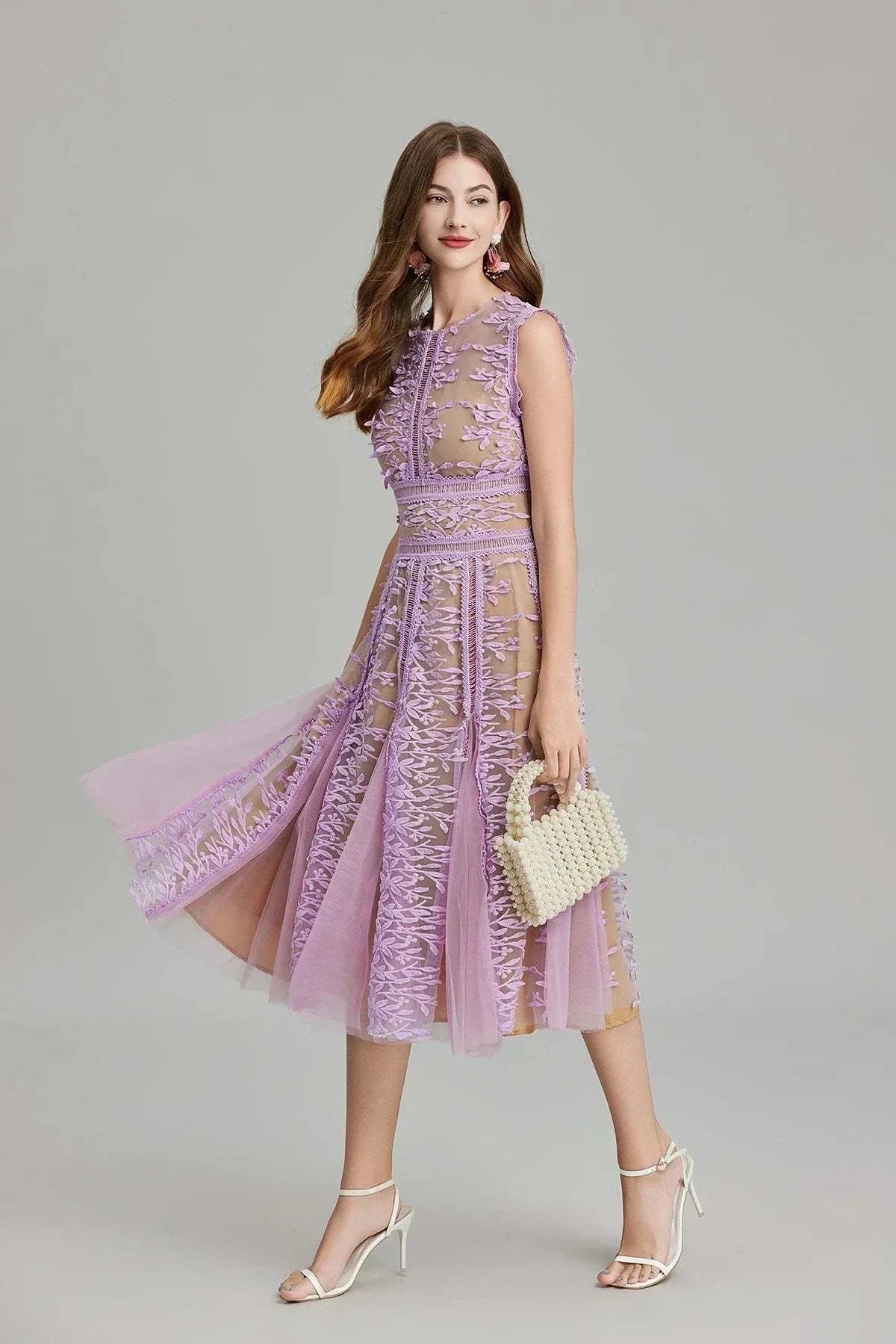 Vestido de festa midi sem mangas em renda com bordado floral e fecho dourado atrás