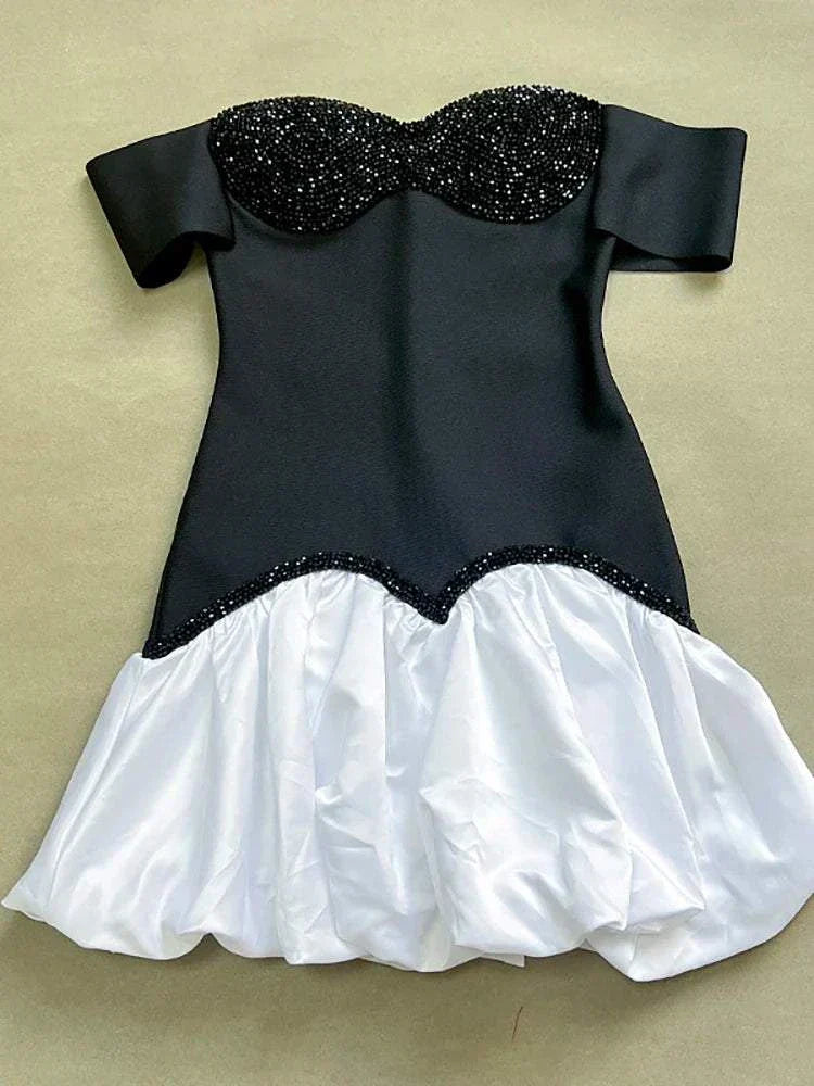 Vestido mini de bandagem vermelho e rosa com decote coração e pedraria, estilo ombros caídos e saia balonê acetinada.