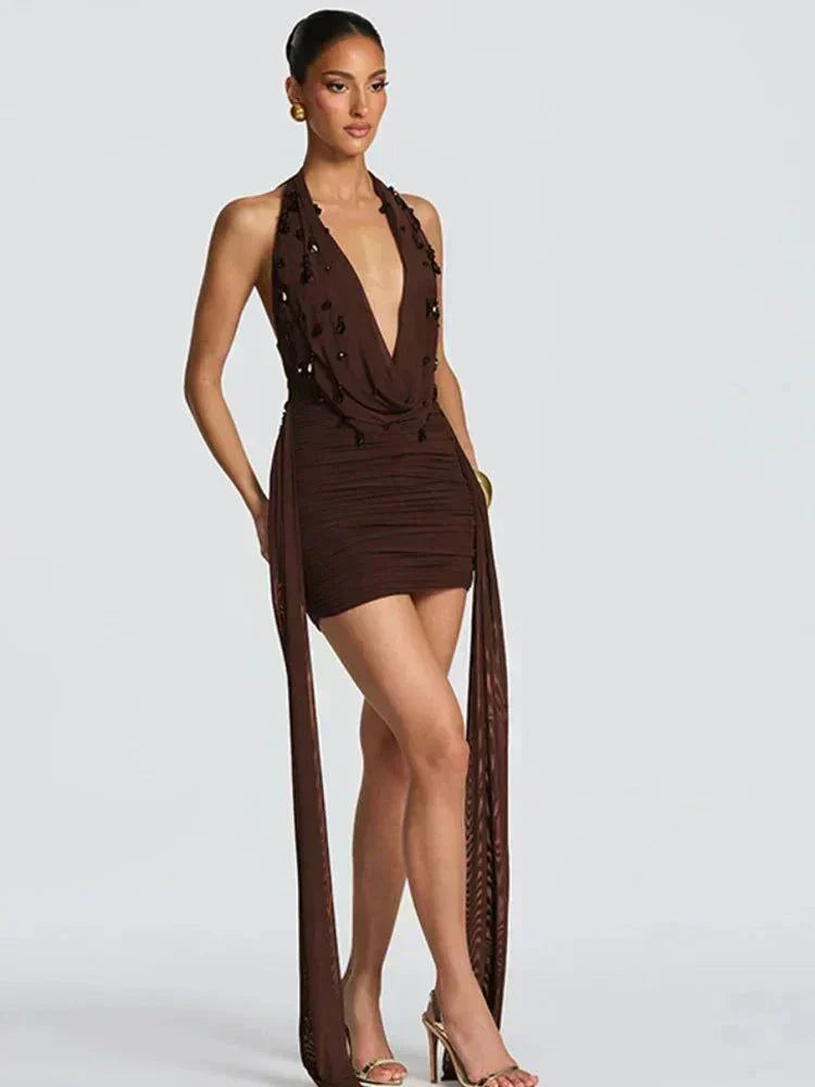 Vestido curto justo Halter com decote profundo em V e costas descobertas para festa